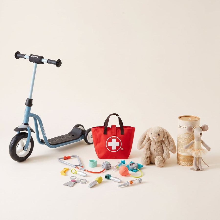 Idées de cadeaux pour une fille de 2 ans : souris danseuse Maileg, mini kit de médecin, lapin duveteux et trottinette bleue à trois roues