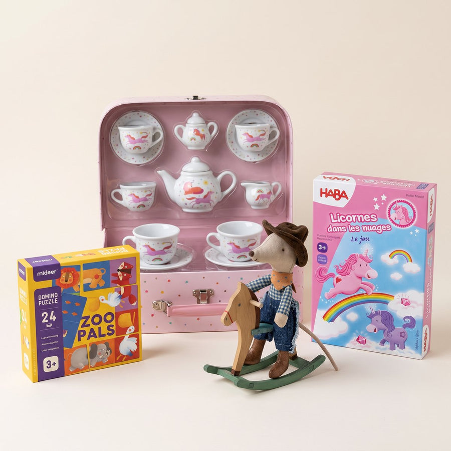 Idées de cadeaux pour une fille de 3 ans : service à thé licorne, souris Maileg sur son cheval à bascule, jeu Licornes dans les nuages et dominos animaux