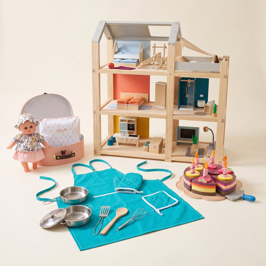 Idées de cadeaux pour une fille de 4 ans : maison de poupée en bois avec meubles, poupée Petit câlin Anna dans sa valisette, set de cuisine avec tablier et gros gâteau d'anniversaire en bois