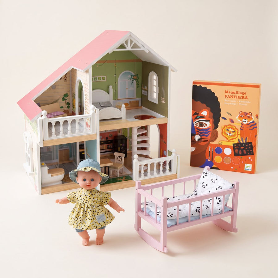 Idées de cadeaux pour une fille de 5 ans : maison de poupée Villa moderne en bois, poupée Petit câlin Elie dans sa valisette, lit de poupée en bois rose et kit de maquillage Panthera