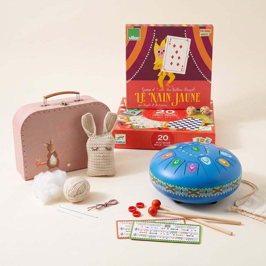 Idées de cadeaux pour une fille de 6 ans : grand tambour Animambo, coffret de jeux Classic box, kit crochet lapin et jeu du Nain jaune