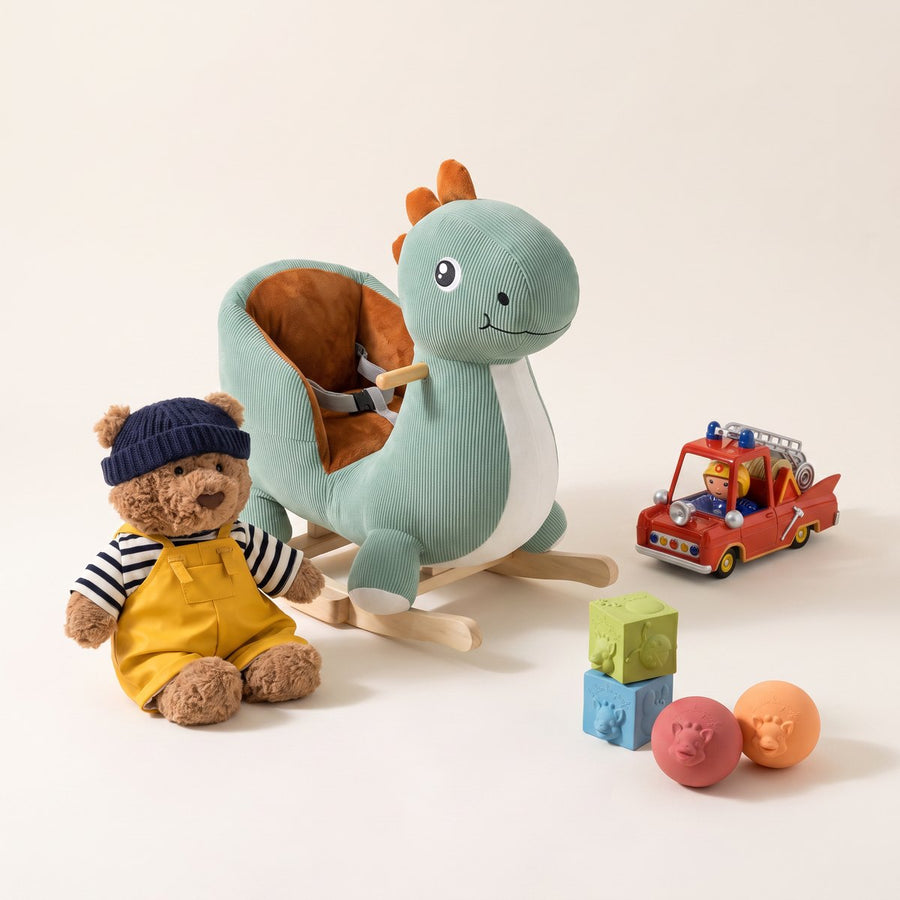 Idées de cadeaux pour un garçon de 1 an : ours Bartholomew en tenue de marin, camion de pompiers, bascule dinosaure et set de balles et cubes Sophie la girafe