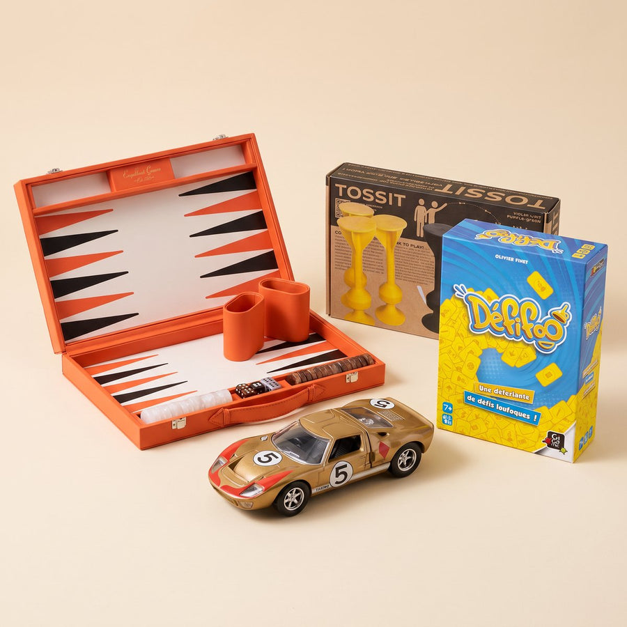 Idées de cadeaux pour un garçon de 11 ans : Ford GT40 miniature Norev, mallette de backgammon, jeu d'adresse Tossit et jeu d'ambiance Défifoo