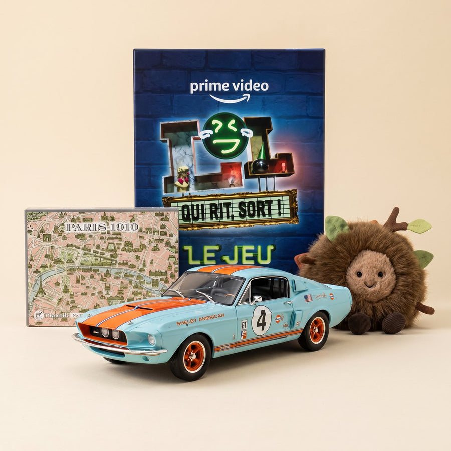 Idées de cadeaux pour un garçon de 13 ou 14 ans : Shelby GT500 miniature au 1/18, jeu LOL Qui Rit Sort, peluche Mulshi et jeux de cartes Paris 1910