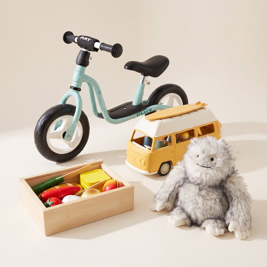Idées de cadeaux pour un garçon de 2 ans : draisienne en bois vert d'eau, Combi Volkswagen jaune, aliments à couper en bois et peluche Bretti le yéti