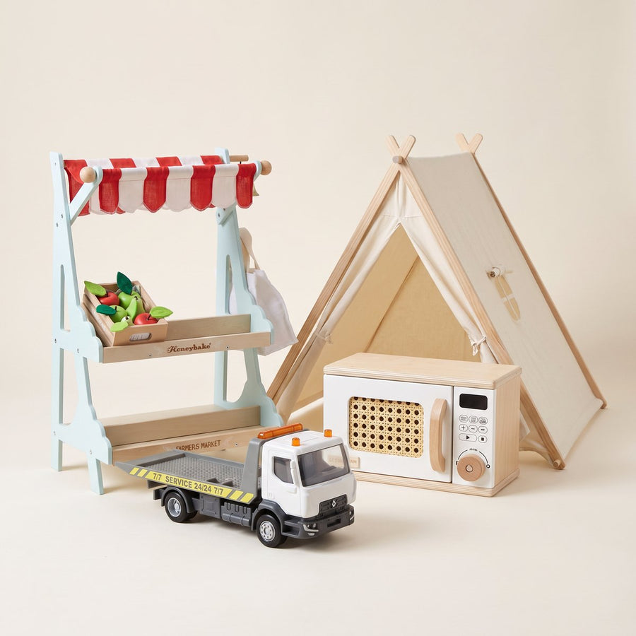 Idées de cadeaux pour un garçon de 4 ans : marché en bois avec cagette, micro-ondes en bois, tente canadienne et camion dépanneuse