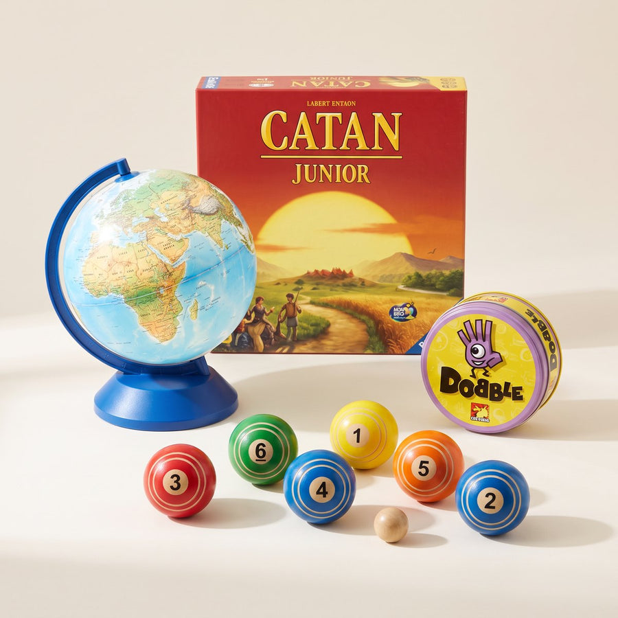 Idées de cadeaux pour un garçon de 6 ans : jeu Dobble, puzzle 3D globe illuminé, Catan Junior et pétanque en bois